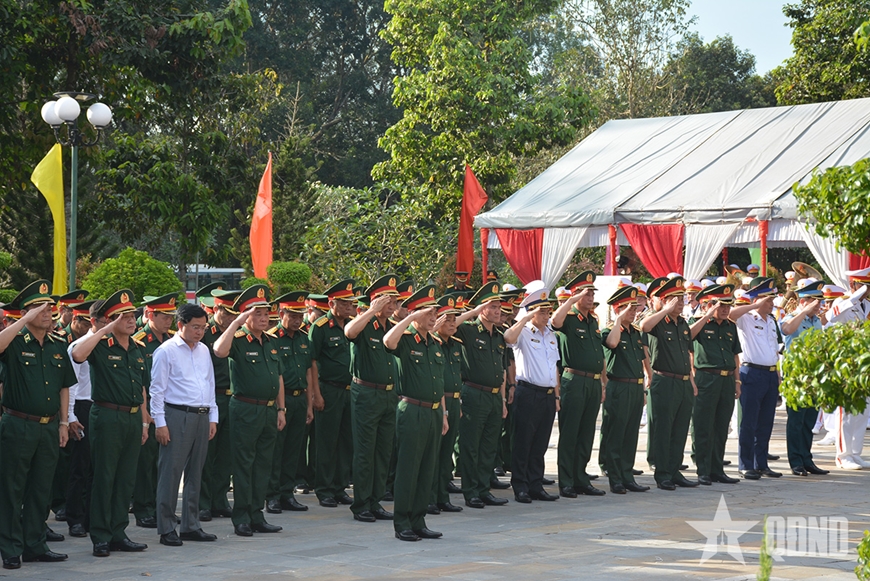 Đại tướng Phan Văn Giang viếng Nghĩa trang liệt sĩ Đồi 82 tại Tây Ninh