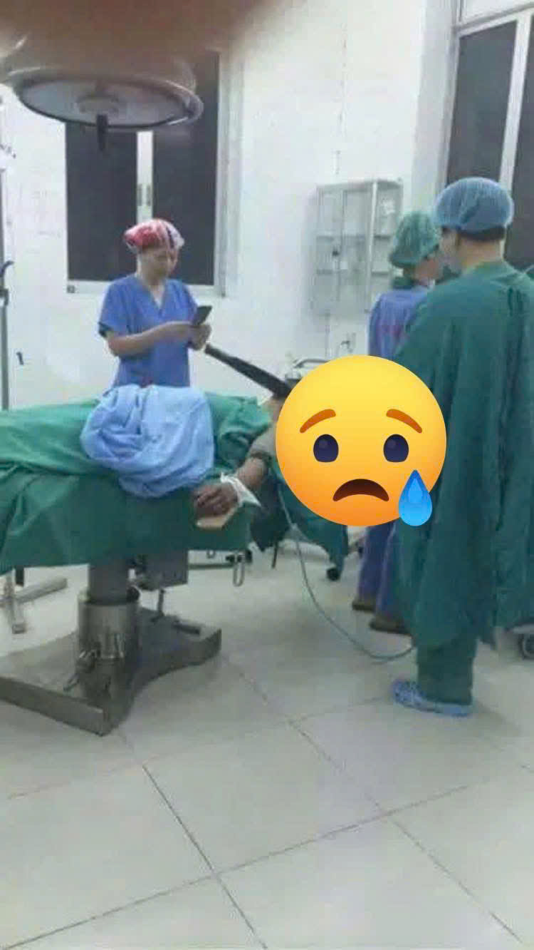 Rửa bát không sạch, anh D bị vợ “xăm 8D” con 🔪 vào đầu