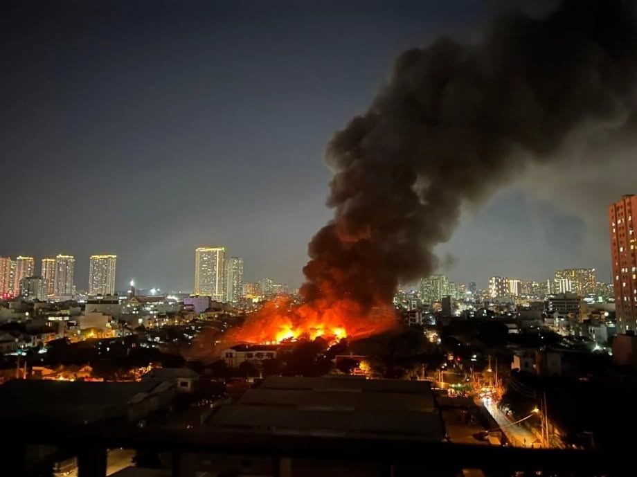 TP HCM: Cháy kho phế liệu, người dân hoảng loạn di chuyển khỏi khu vực TP HCM: Cháy kho phế liệu, người dân hoảng loạn di chuyển khỏi khu vực