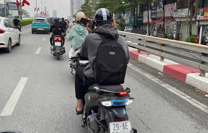 Thanh niên vừa lái xe vừa lướt điện thoại bị xử phạt 900.000 đồng