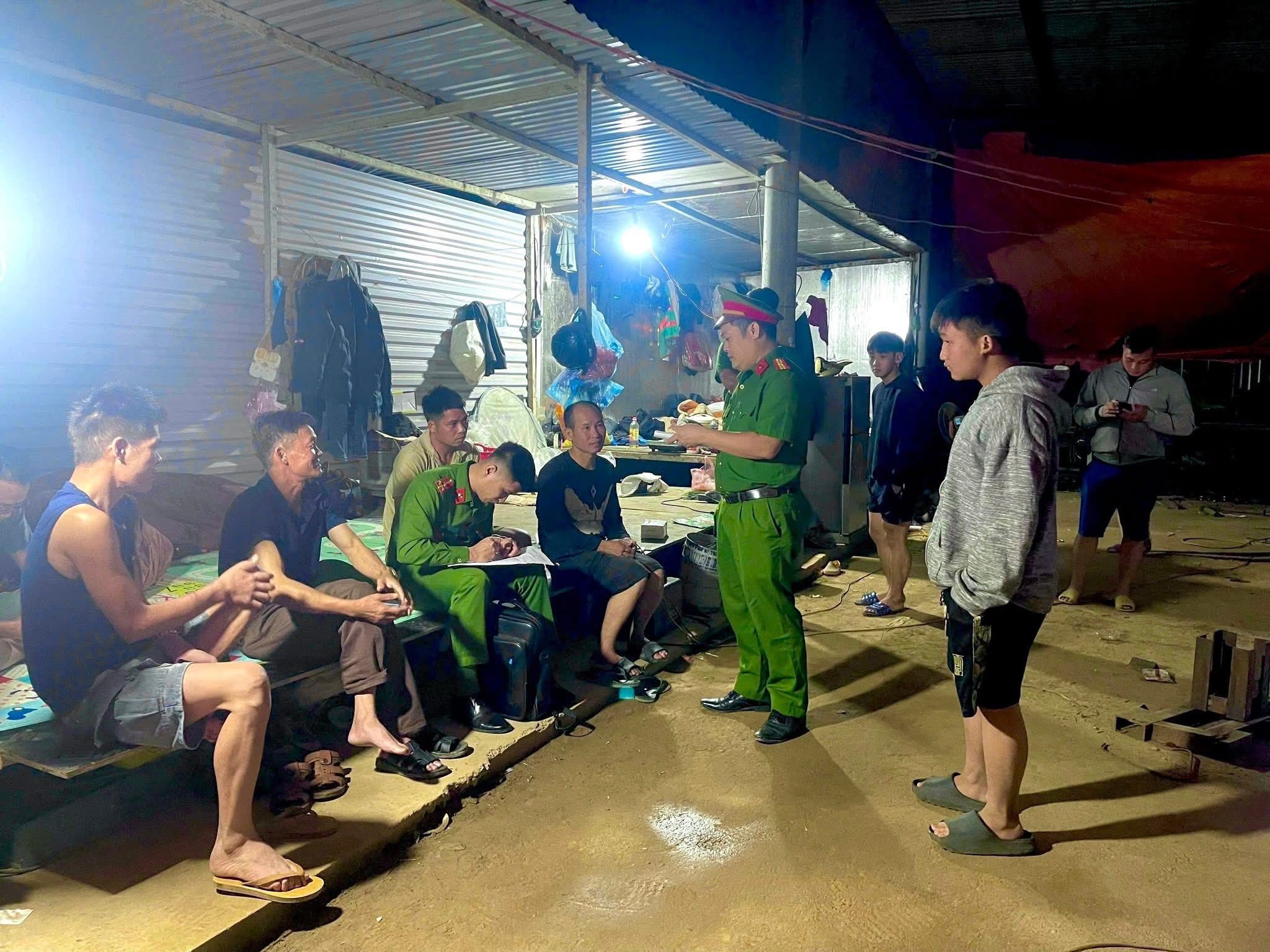 CÔNG AN XÃ XUÂN QUANG KIỂM TRA CƯ TRÚ KẾT HỢP TEST MA TÚY TRÊN ĐỊA BÀN XÃ XUÂN QUANG