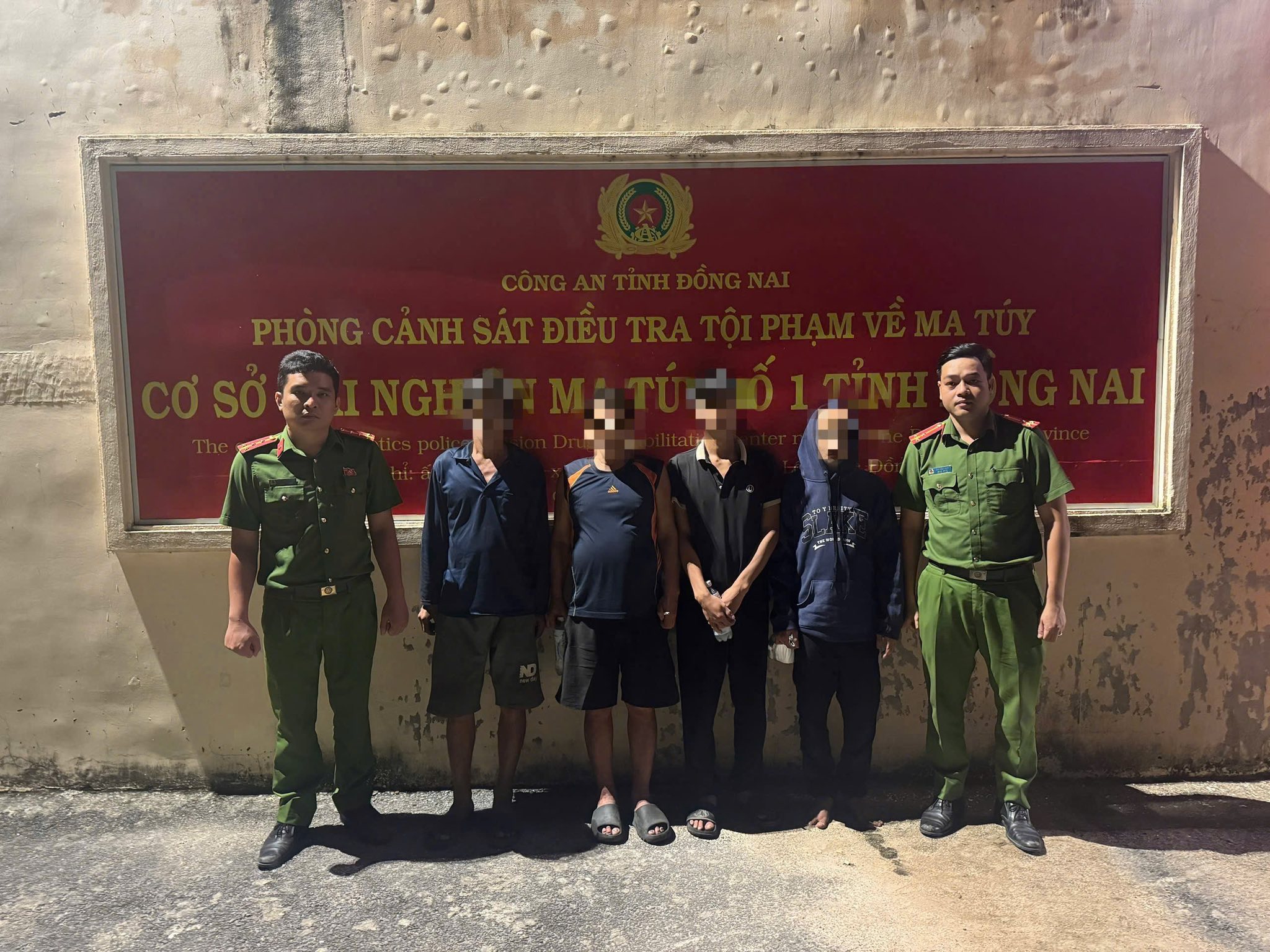 Bốn “hành khách đặc biệt” vừa được Công an xã Long Thành hỗ trợ chuyến đi đến cơ sở cai nghiện ma túy