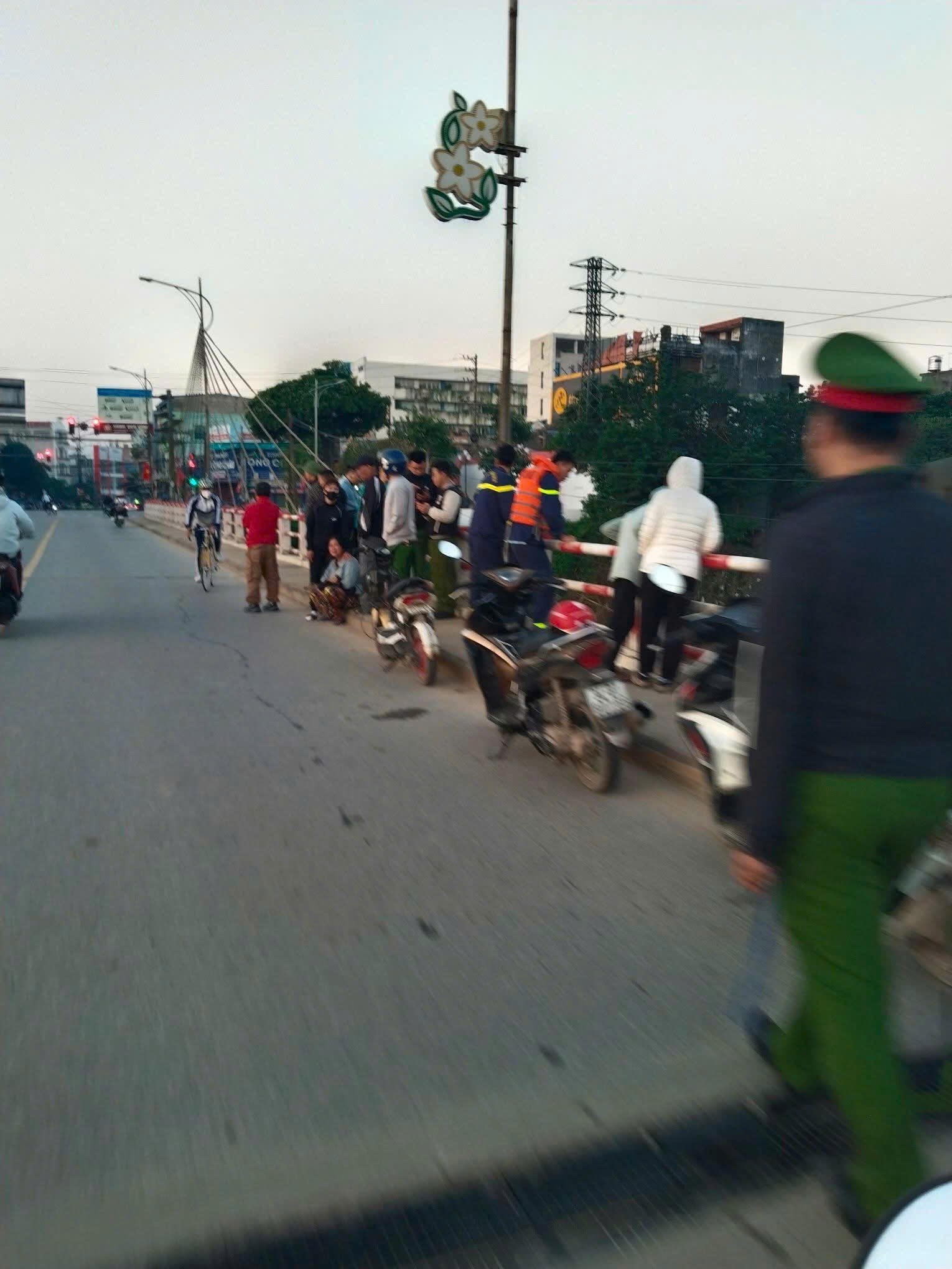 Đã cứu được cháu gái để lại đôi dép và tờ giấy “Con xin lỗi nhiều lắm” trên cầu Gia Bảy – Thái Nguyên, hiện em đã an toàn