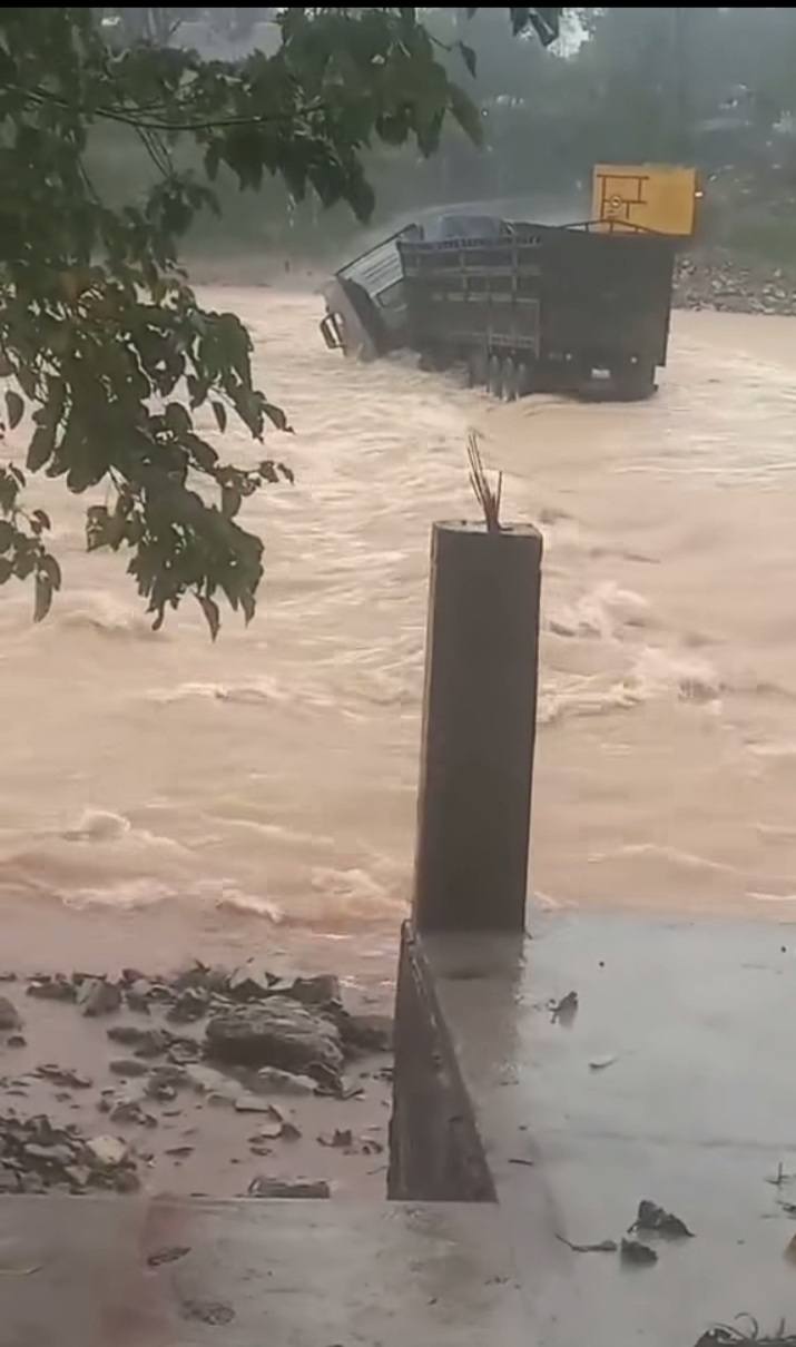 Tự ý mở rào đi qua vùng ngập sâu, tài xế và xe tải bị nước lũ cuốn trôi