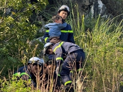 Giải cứu hai chị em rơi xuống hố sâu ở núi Trầm