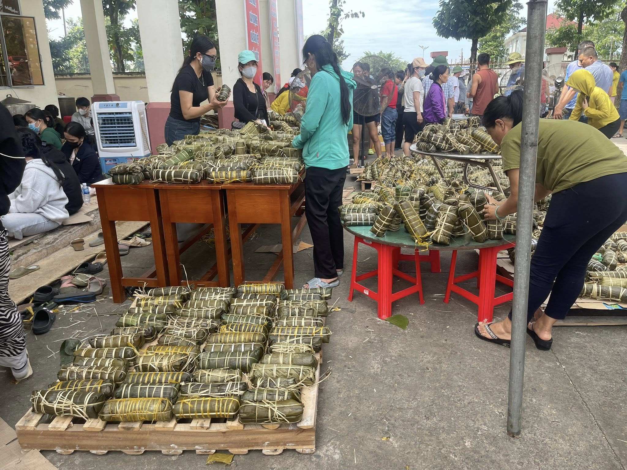 Cả xã thức xuyên đêm nấu 15 nồi bánh chưng, vội vã đóng hàng gửi bà con vùng lũ