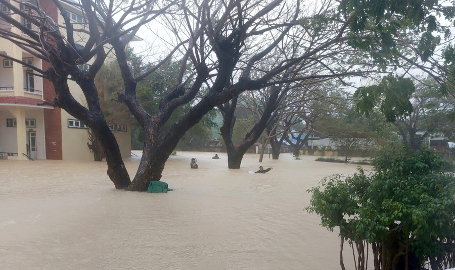 Thầy cô bơi đến trường tiếp tế đồ ăn cho gần 500 học sinh bị ngập