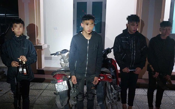 Mang dao mèo ‘diễu phố’ trong đêm, nhóm thiếu niên bị xử lý