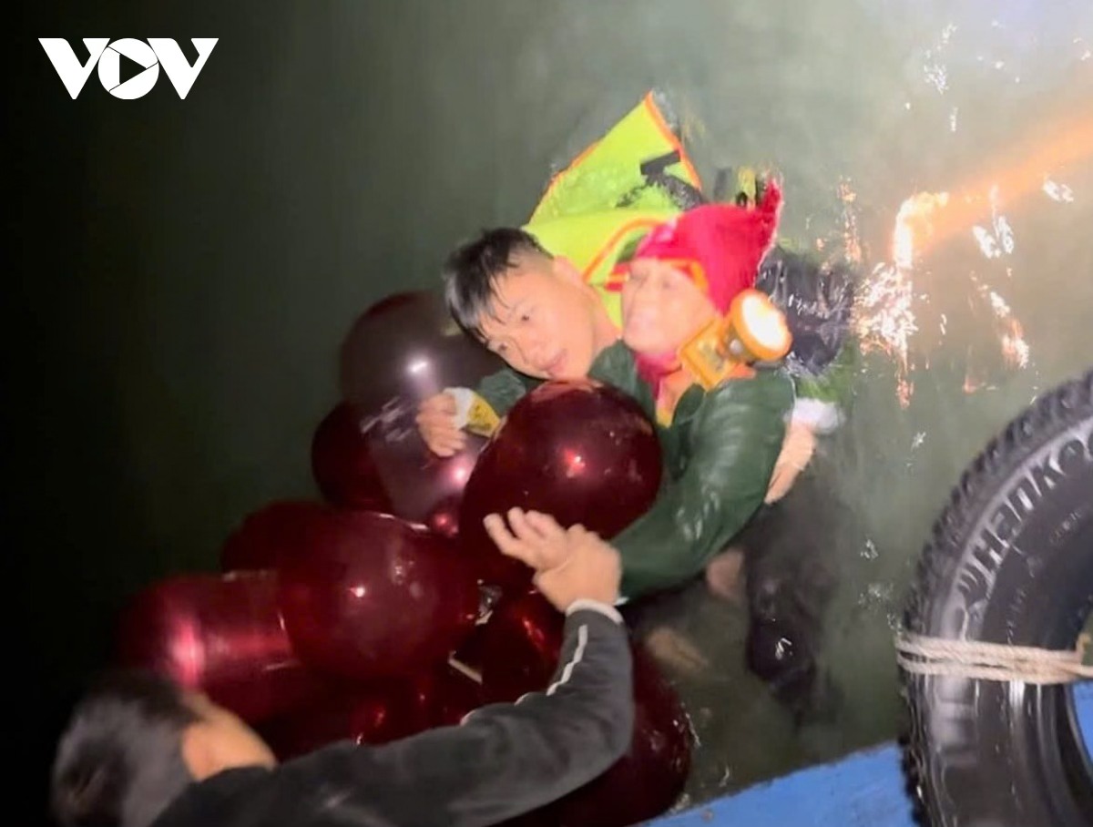 Cứu sống hai ngư dân mắc kẹt giữa dòng nước xiết trong đêm ở Quảng Ninh