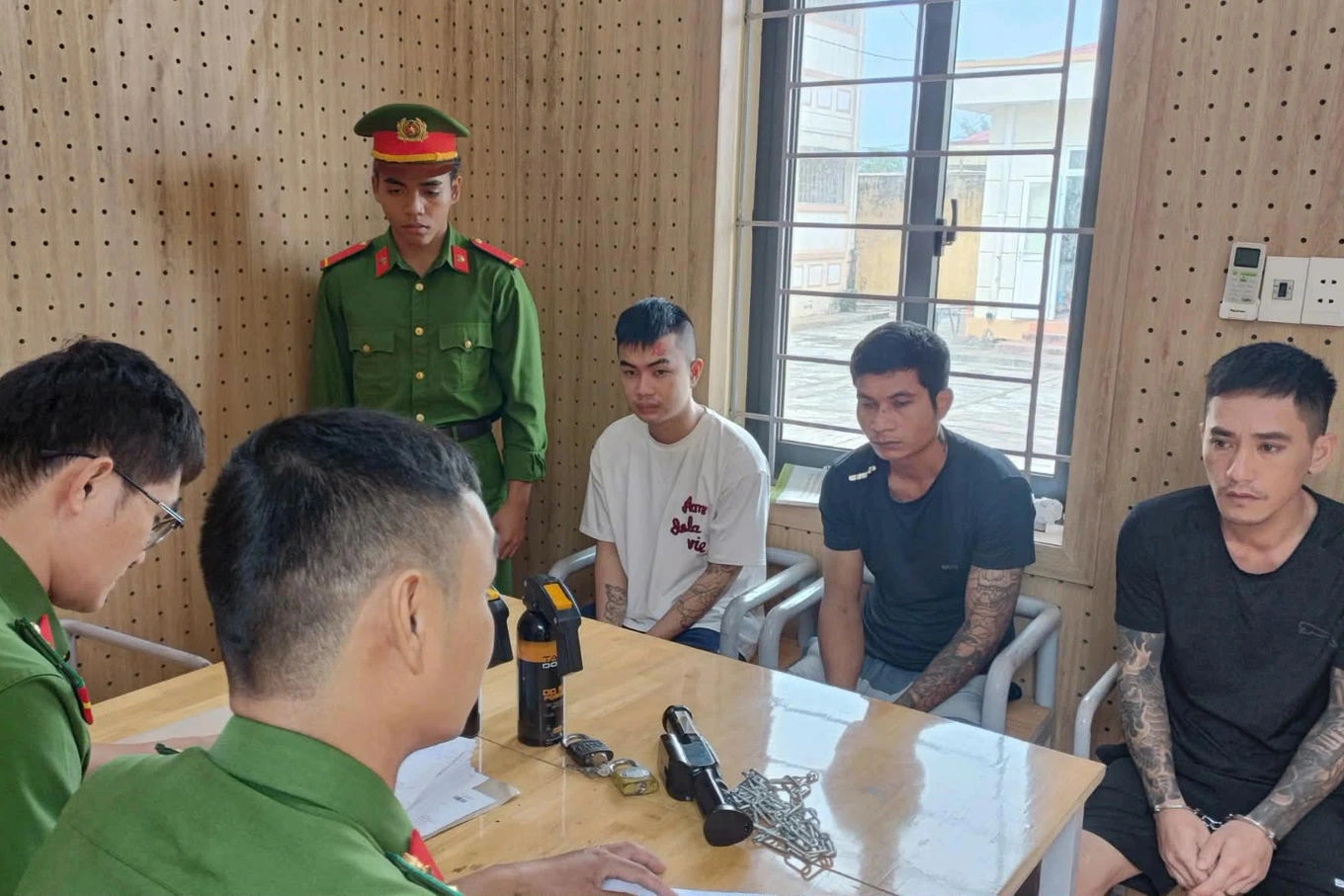 Nữ nhân viên quán karaoke bị xích chân, đánh đập do… không nghe lời