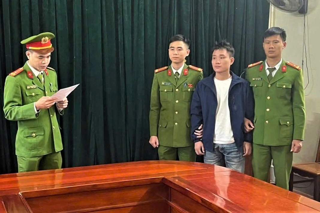 Đánh vỡ đầu tổ trưởng an ninh cơ sở vì bị nhắc đội mũ bảo hiểm