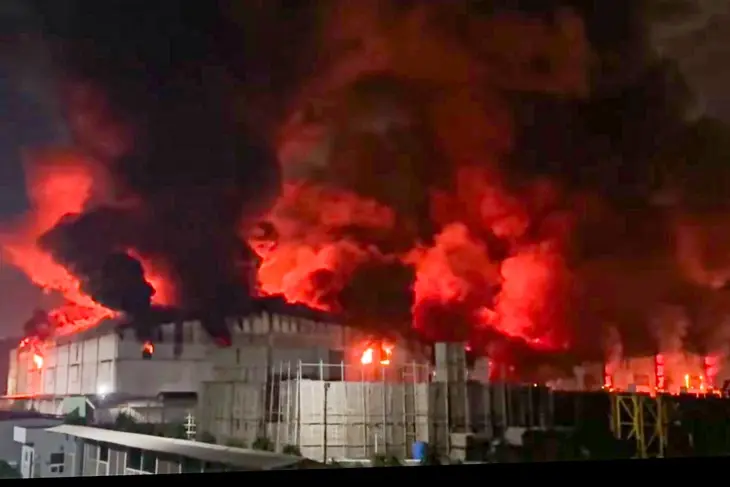 Cháy lớn trong đêm tại công ty sản xuất bỉm, cột khói bốc cao hàng chục mét ở Bắc Ninh