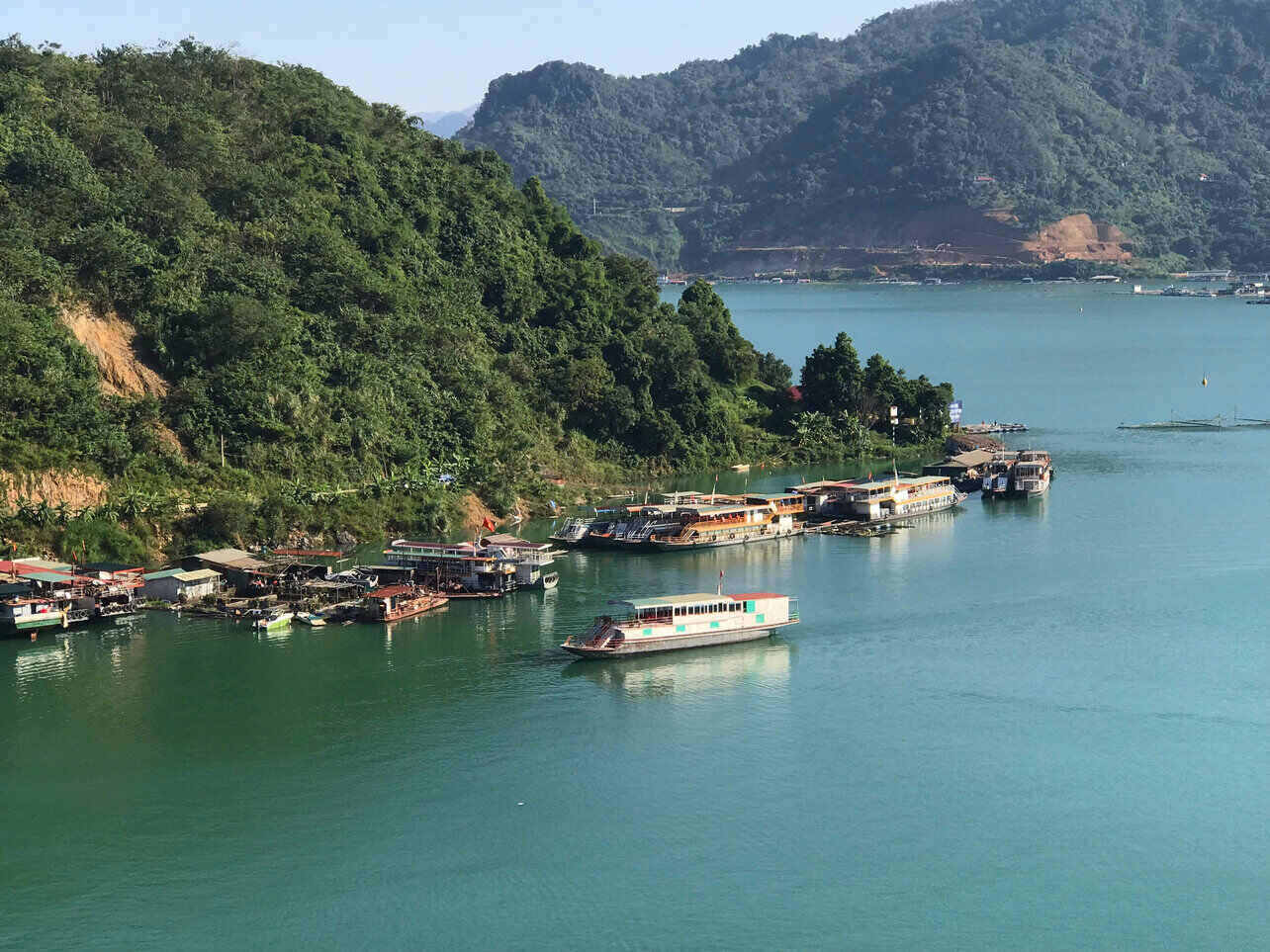 Lòng hồ Thủy điện Hòa Bình những ngày tháng 11