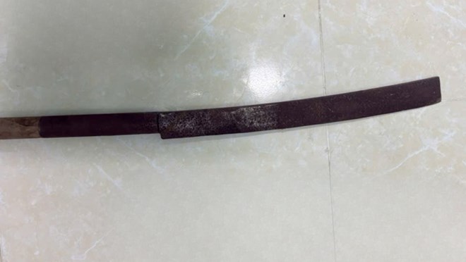 Dùng dao tự chế chém hàng xóm vì hát karaoke ồn ào quá khuy