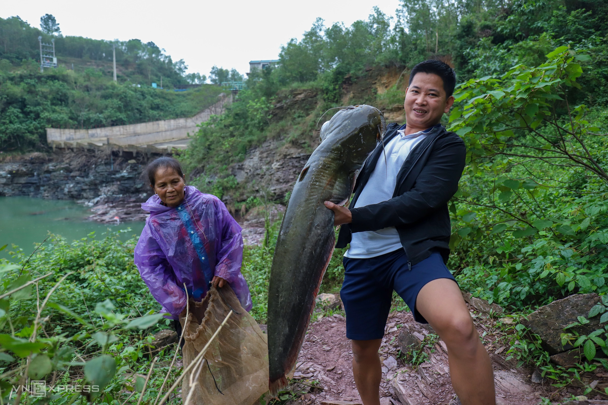 Săn cá dưới tràn xả lũ hồ Kẻ Gỗ