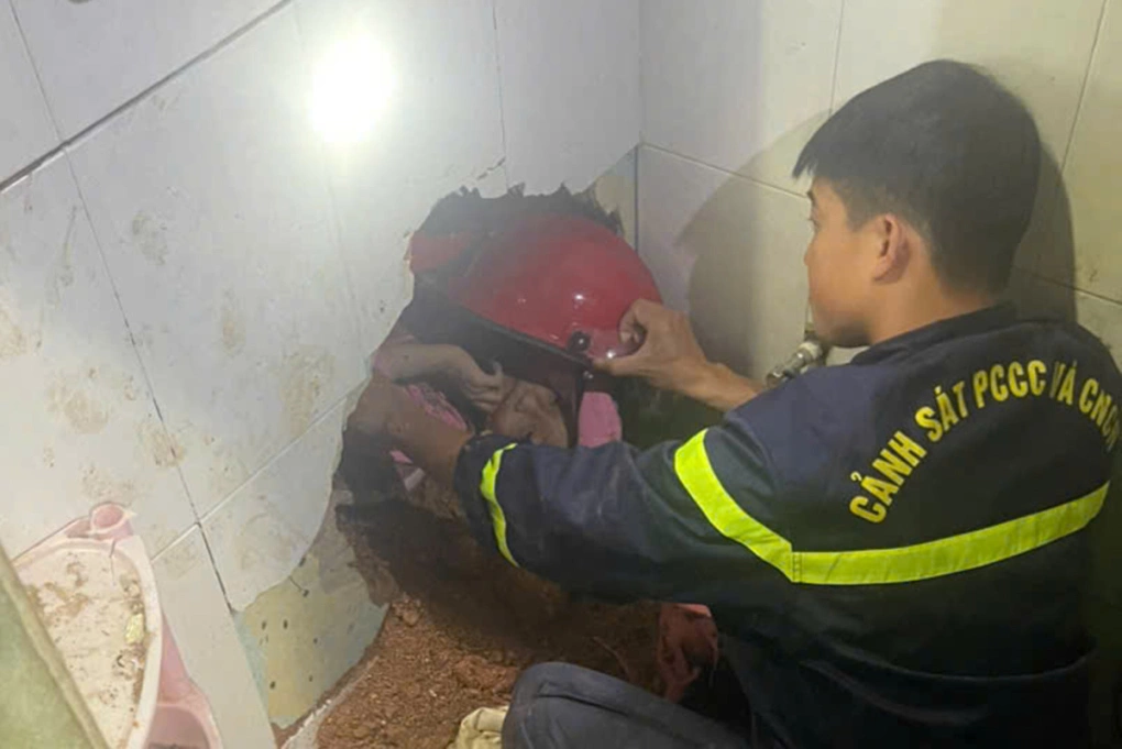 [CLIP] Phá tường cứu bé gái ở Đà Lạt bị vùi lấp do sạt lở