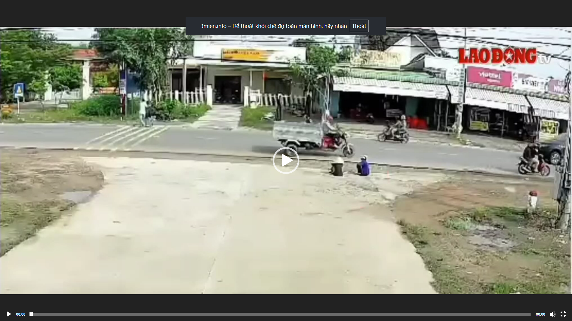 QUÁ ĐAU LÒNG: 2 CỤ BÀ NGỒI VEN ĐƯỜNG ĐỢI XE BUS THÌ BỊ Ô TÔ CÁN QUA NGƯỜI