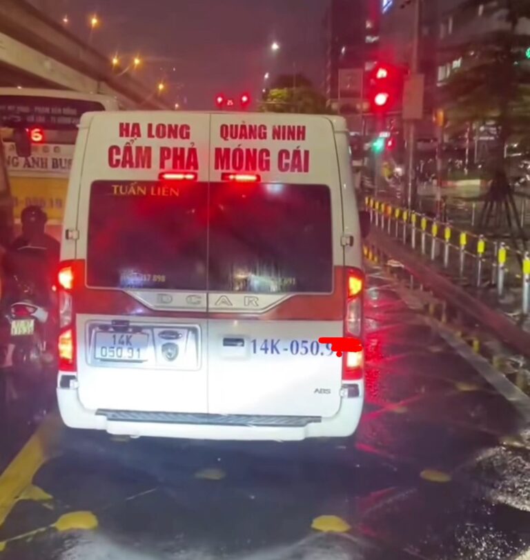 TÀI XẾ XE KHÁCH BIỂN QUẢNG NINH BỊ PHẠT HƠN 5 TRIỆU VÌ CHẠY VÀO LÀN RẼ PHẢI TẠI HÀ NỘI