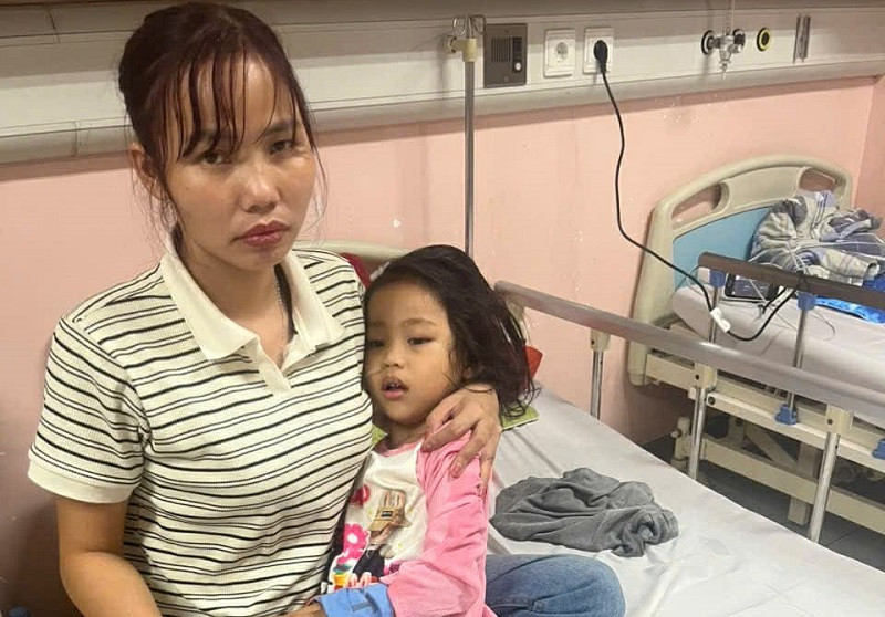 Bé gái 4 tuổi ở Hưng Yên mắc ‘bệnh lạ’, mẹ nghèo bất lực cầu cứu