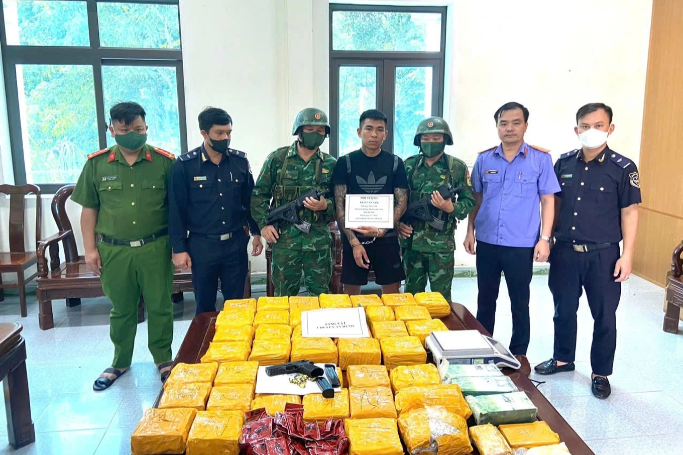 Vụ ô tô chở 45kg ma túy và súng đã lên đạn: Cảnh sát truy tìm người