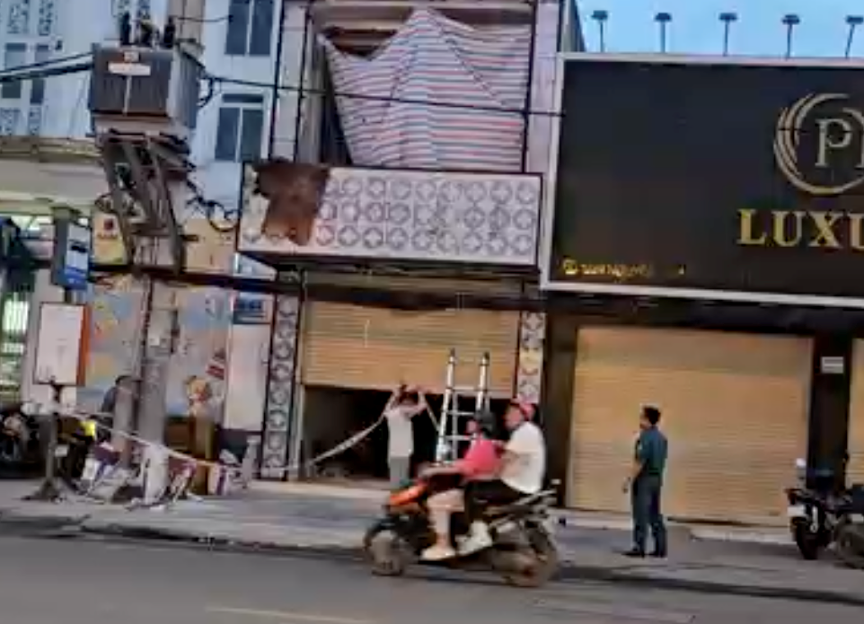 Người đàn ông tử vong trước căn nhà đang thi công, nghi bị phóng điện