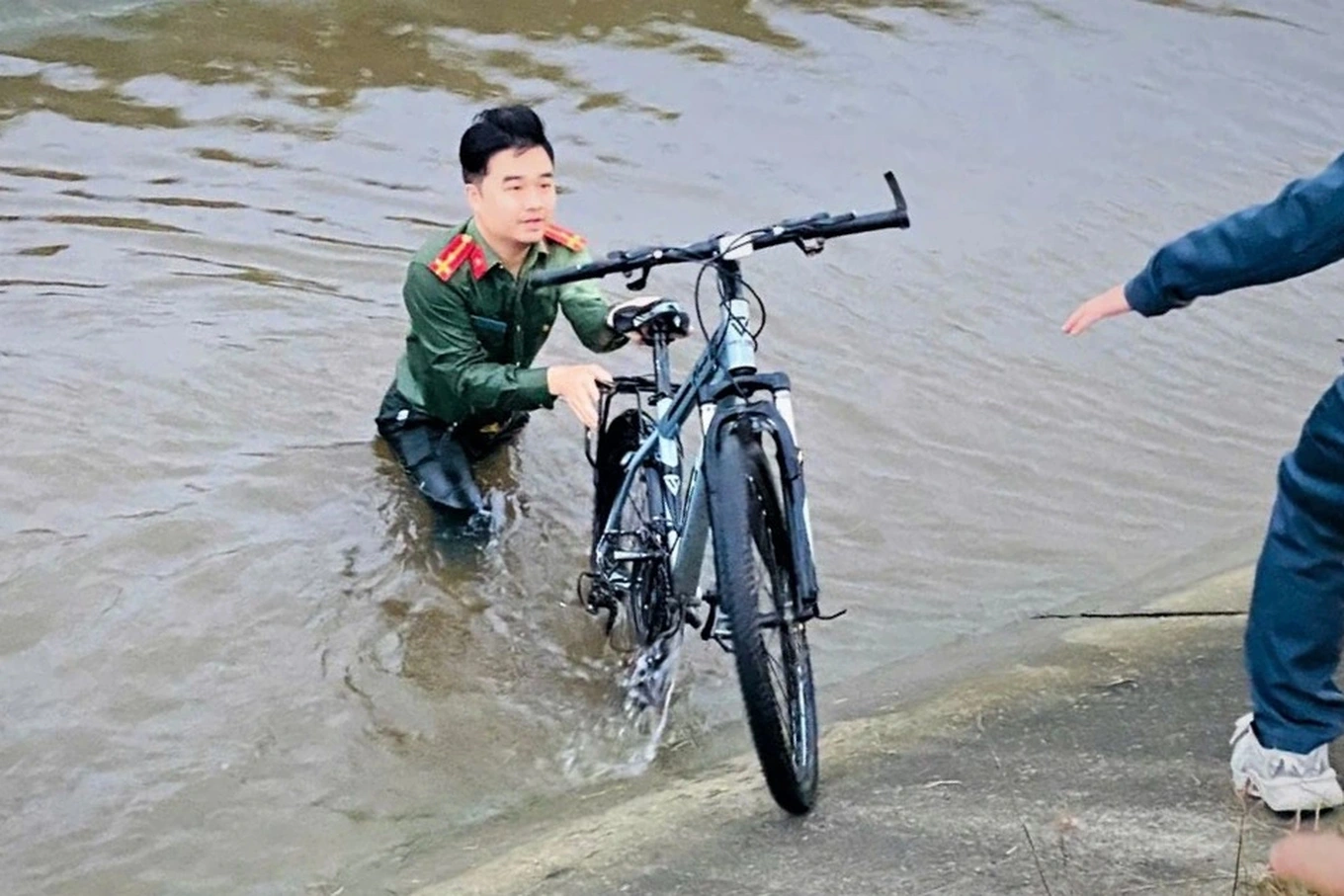 Hà Tĩnh: Thượng úy công an cứu nam sinh bị gió thổi bay xuống kênh nước