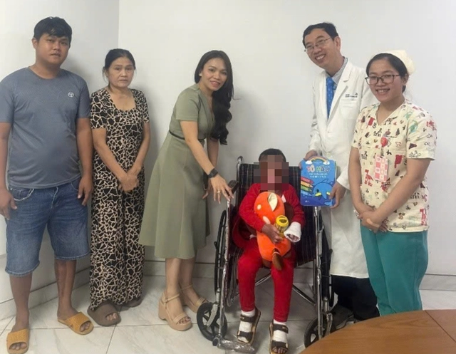 Bé trai ở Tây Ninh bị cha đổ xăng phóng hoả đã khoẻ lại