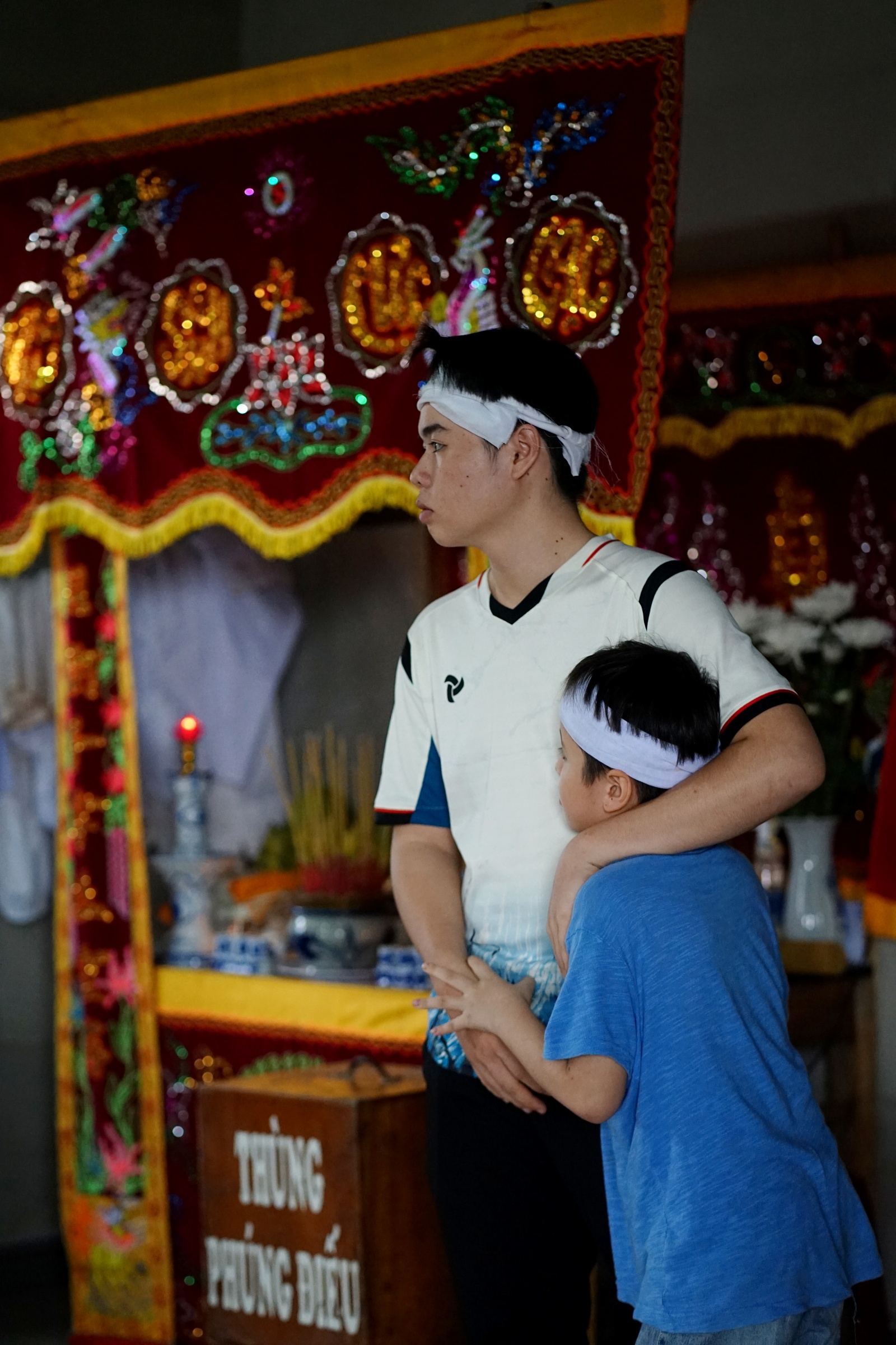 Tang thuơng cảnh 3 anh em mồ côi vì tin đồn vỡ đập: “Em đã khóc cạn nước mắt trên đường chạy xe về”