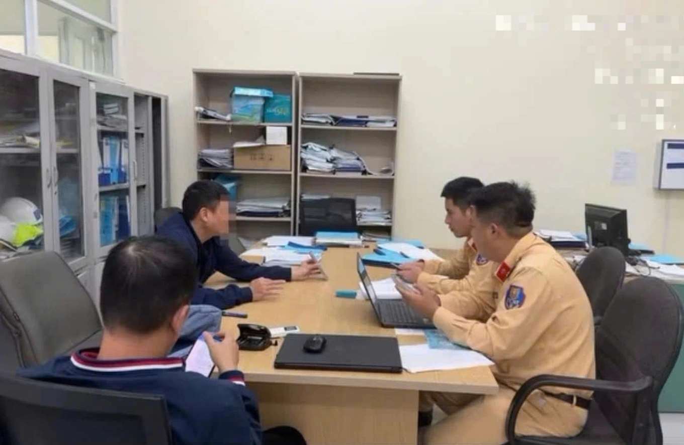 Tài xế ô tô BMW bị phạt 23 triệu đồng vì gắn biển số bị che lấp