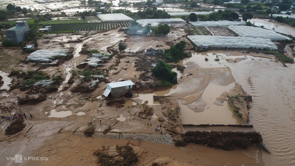 Vỡ hồ chứa tự đắp trên núi Tuy Phong, nước cuốn qua khu dân cư