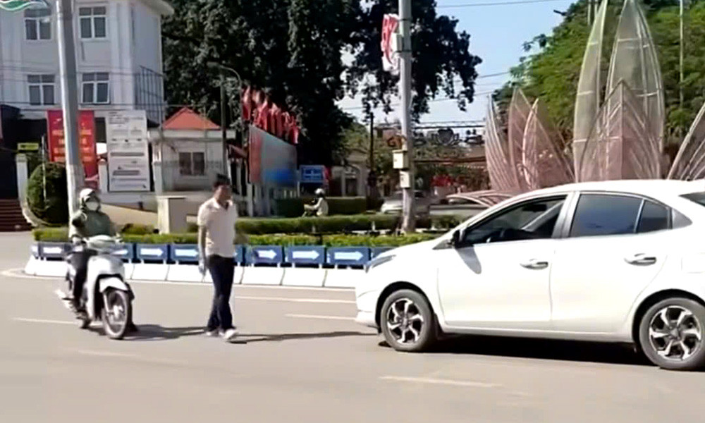 Xử phạt nam tài xế ô tô đi ngược chiều, cãi vã với phụ nữ đi xe máy ở Bắc Ninh