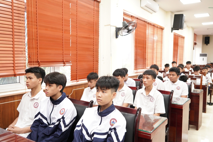 Công an phường Chương Mỹ tổ chức ký cam kết, bàn giao 21 học sinh cho nhà trường và phụ huynh quản lý, giáo dục