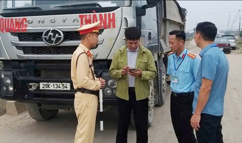 Hải Phòng: Liên tiếp phát hiện xe vượt tải trọng trên tuyến đê qua phường Dương Kinh
