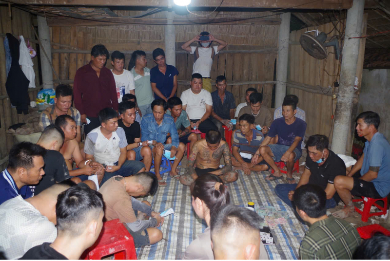 Phá sòng lắc tài xỉu trong ngôi nhà hoang, thu giữ hàng trăm triệu đồng