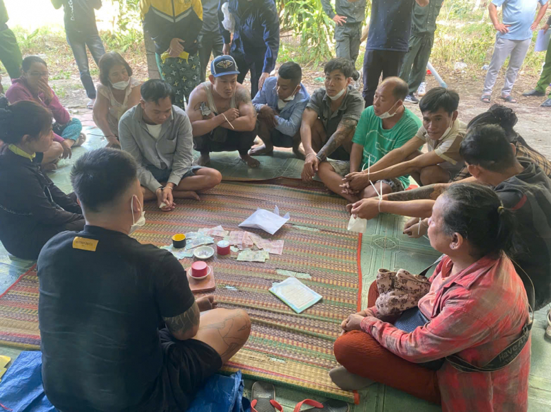 Sòng tài xỉu đặt trong căn nhà nằm giữa ruộng lúa ở Tây Ninh, có nhiều con bạc là phụ nữ lớn tuổi đang say sưa sát phạt