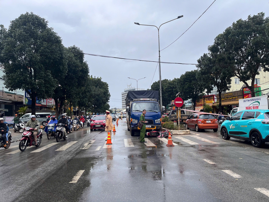 Gia Lai: Xe tải va chạm xe máy, 2 ông cháu tử vong thương tâm