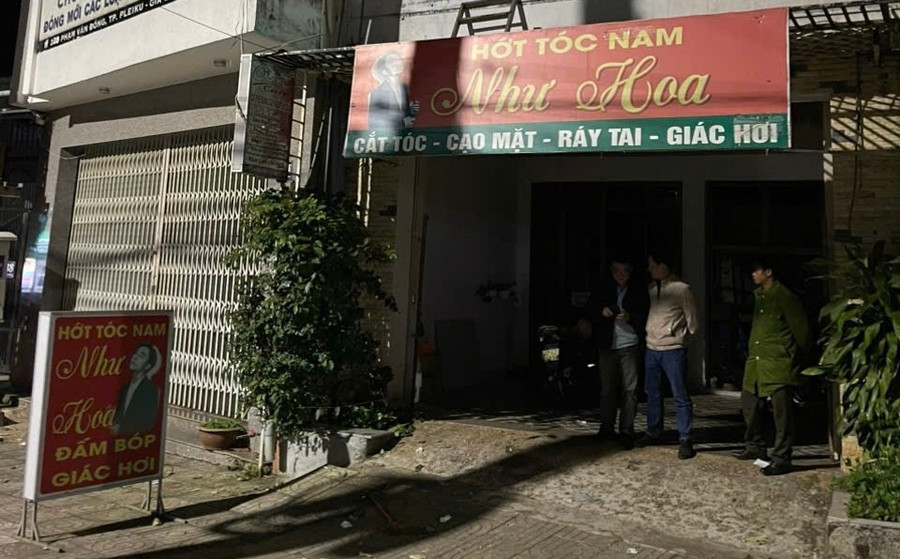 Gia Lai: Bắt quả tang 4 đôi nam nữ mua bán dâm trong tiệm hớt tóc