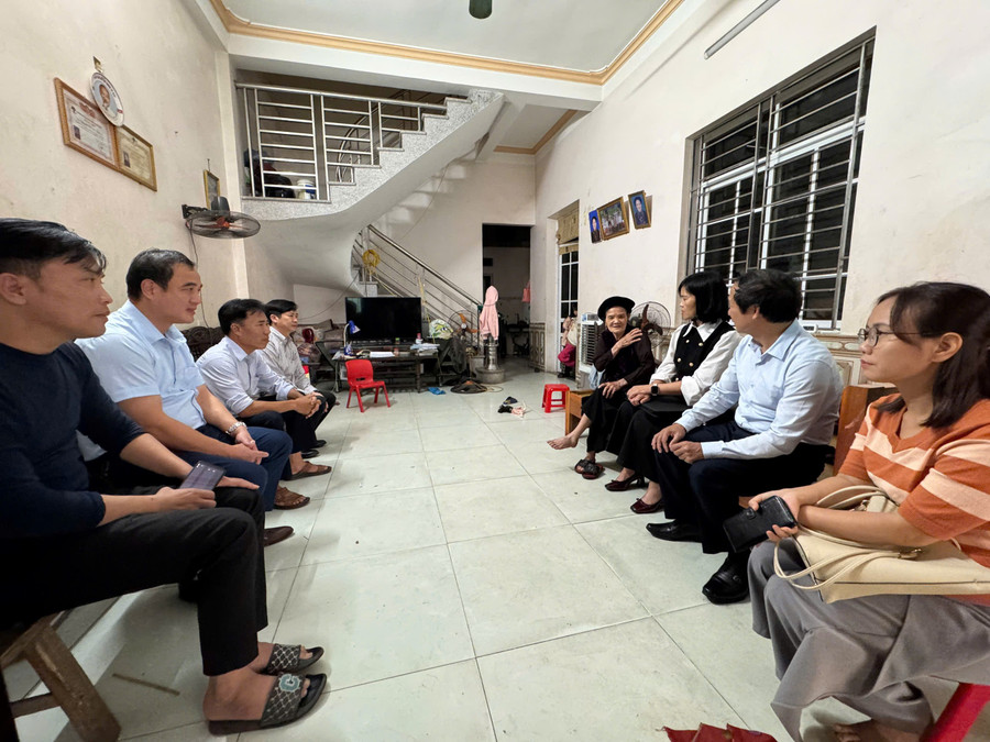 Sự thật clip ‘cán bộ y tế chơi game, bệnh nhân chờ làm thủ tục’ ở Phú Thọ