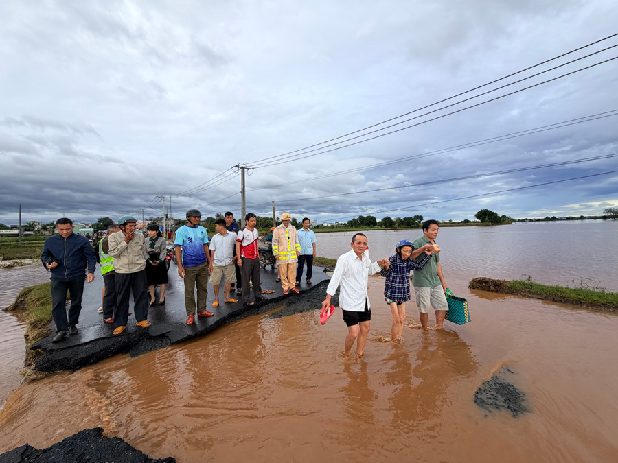 Gia Lai: Đầu cầu Quý Đức tan nát khi nước rút