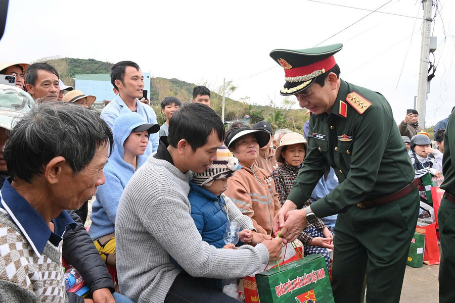 Đại tướng Phan Văn Giang thăm, tặng quà người dân vùng “rốn lũ” ở xã Tuy Phước