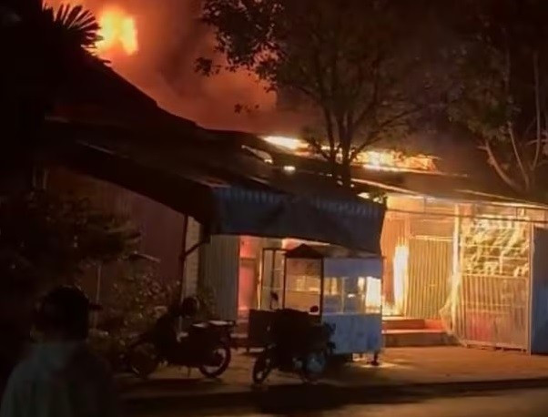 Cửa hàng tạp hóa bốc cháy trong đêm, 2 mẹ con thương vong