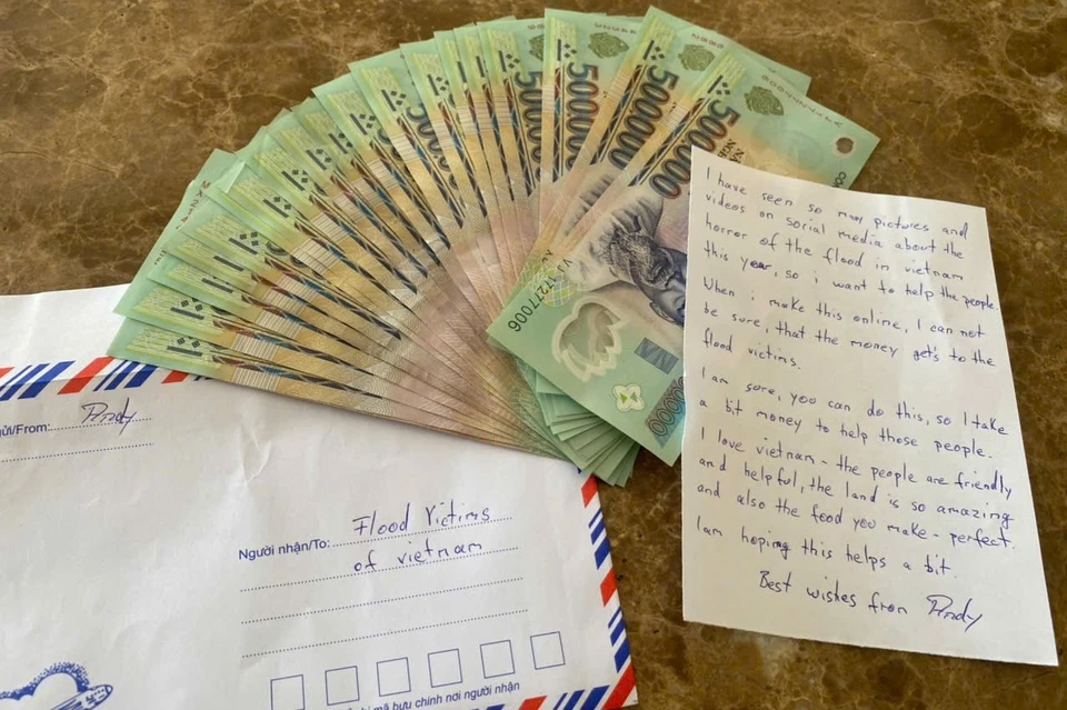 Khách Tây gửi phong bì 10 triệu đồng ủng hộ vùng lũ trước giờ về nước