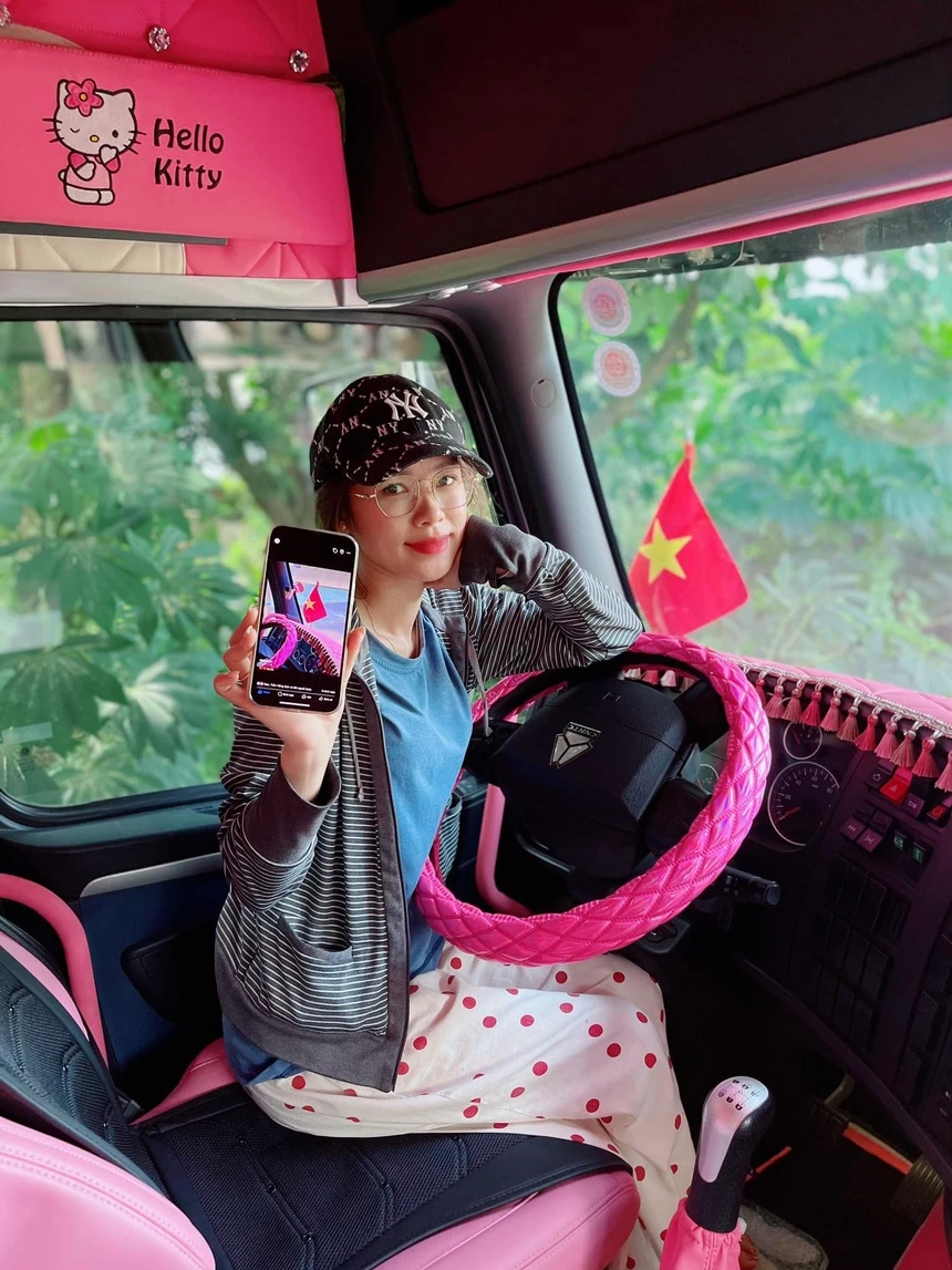 Mẹ đơn thân lái xe tải chở 45 tấn hàng xuyên đêm vào vùng lũ Đắk Lắk