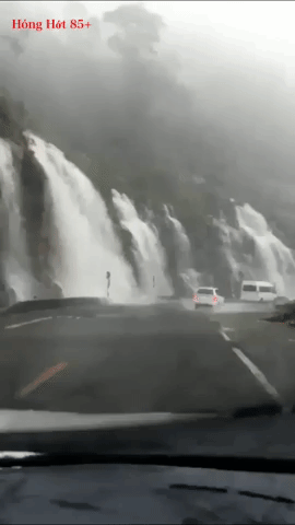 Clip: Kinh hãi cảnh nước dội xuống từ vách núi bên đèo Khánh Lê, rầm rầm như thác đổ