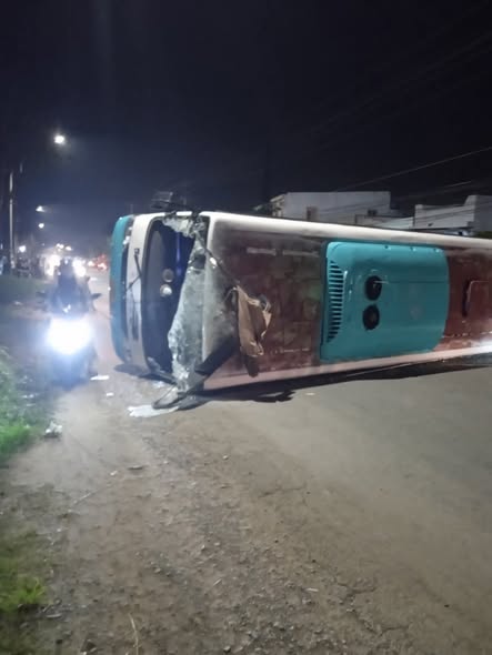 Ô tô chở công nhân lật ngang vì né xe máy, nhiều người bị thương