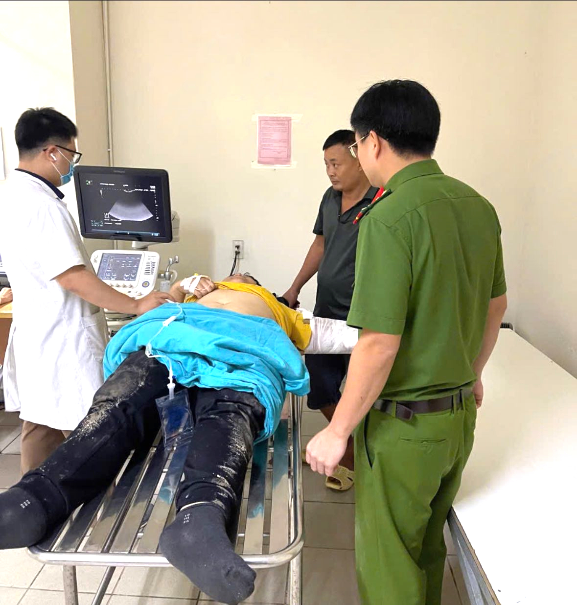 Phú Thọ: Đại úy công an kịp thời đưa người bị tai nạn giao thông bất tỉnh đi cấp cứu