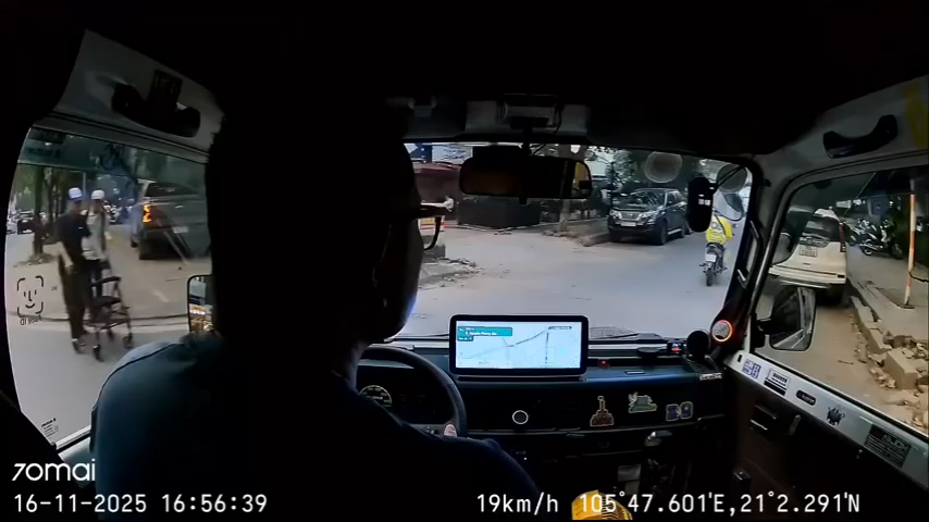 Hà Nội: Bé trai phi xe đạp từ vỉa hè ra giữa đường, Iao vào đâ`u ô tô