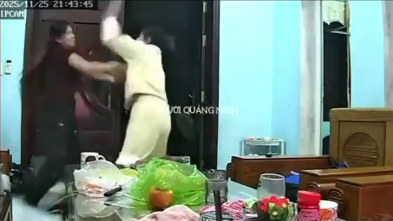 Vân Đồn, Quảng Ninh : 3 người phụ nữ xônq vào nhà 👊🤛 gh3n 1 bạn nữ 2k3😱