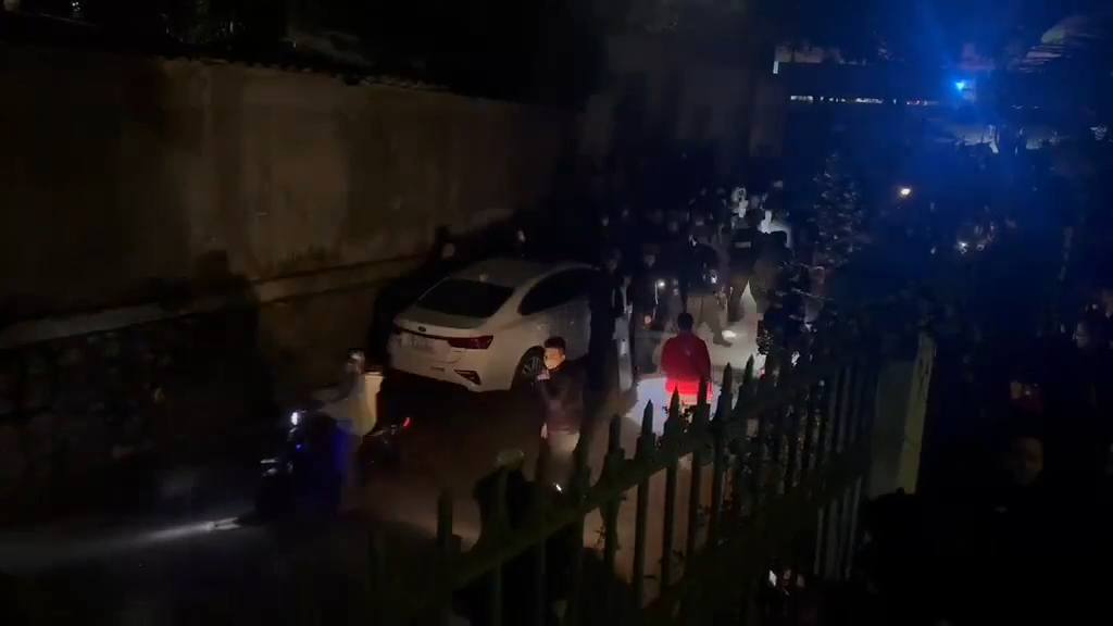 Lạng Sơn: Cảnh sát lập rào chắn, phong tỏa lối vào Trạm Quản lý thị trường số 4