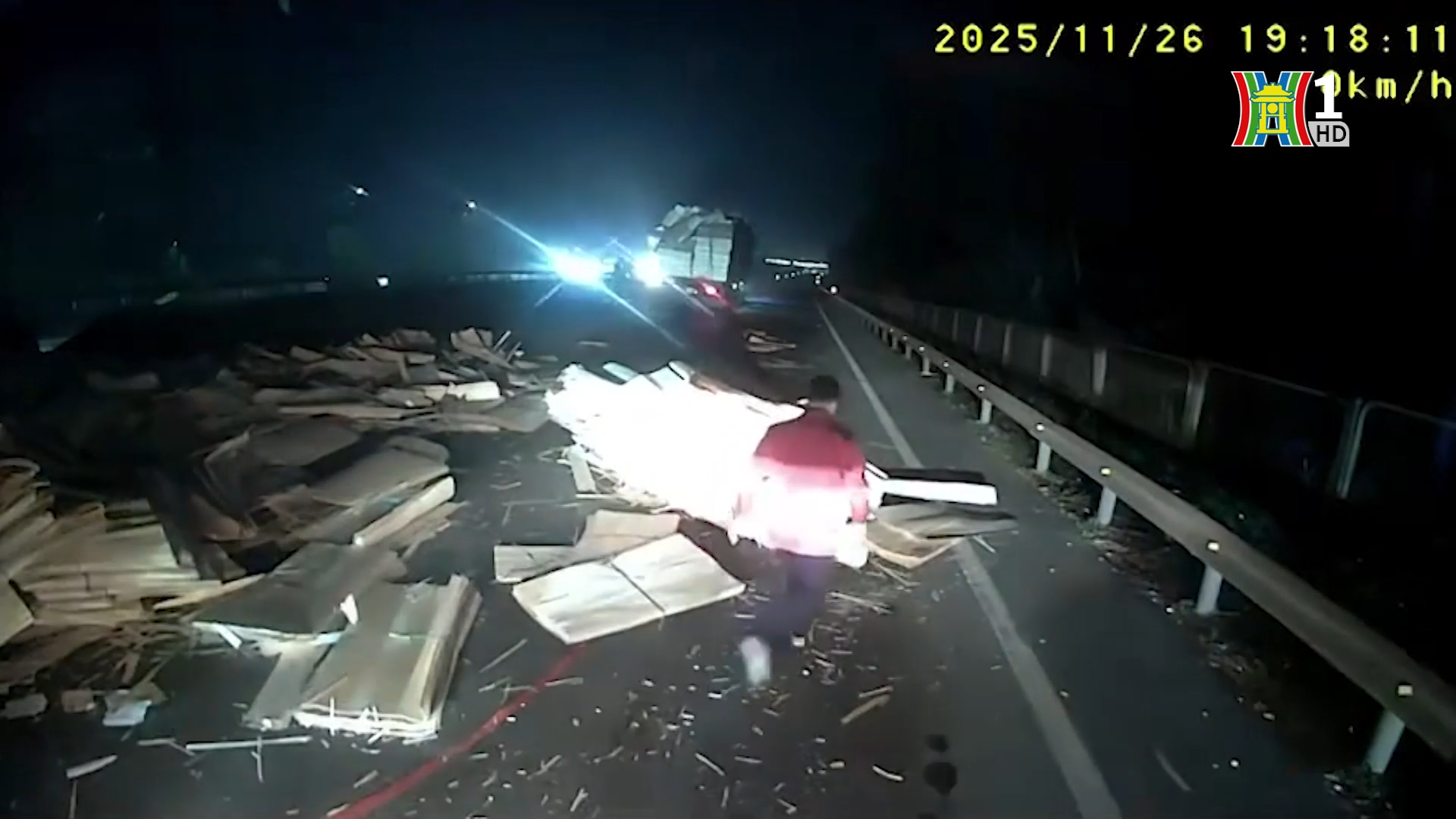 Xe tải chở hàng quá khổ gây cản trở giao thông